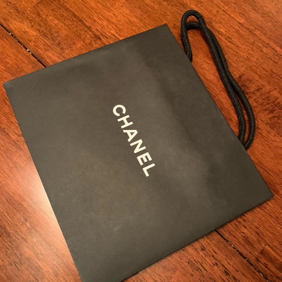 Beautiful and authentic, rare and collectible Chanel shopping bag w/ fabric held - Picture 4 of 5